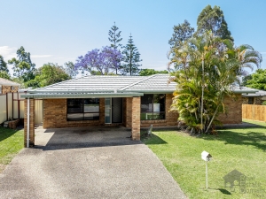 Family Home in a Desirable Cul-de-Sac! 🌳