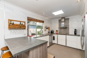 DUAL LIVING OPPORTUNITY!