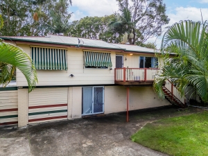 Versatile Crestmead Highset on 800m² – Investor Goldmine or First Home Winner!