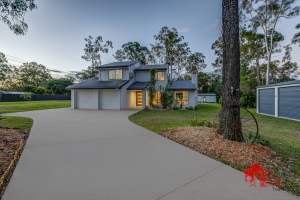 *The Entertainer*** Stylish Family Home PLUS 2 Bed Granny Flat * Inground Pool*